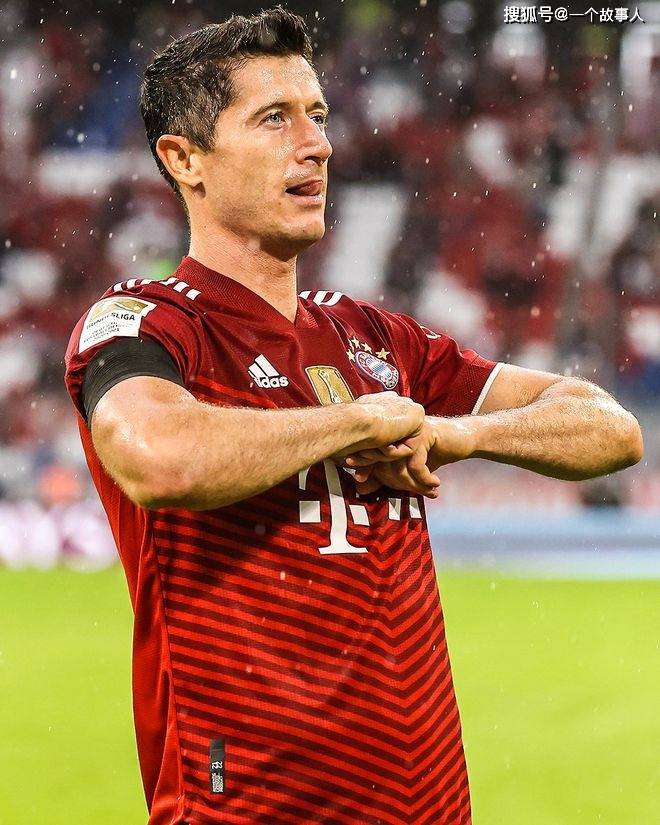 里昂险胜那不勒斯，莱万打破历史纪录的简单介绍