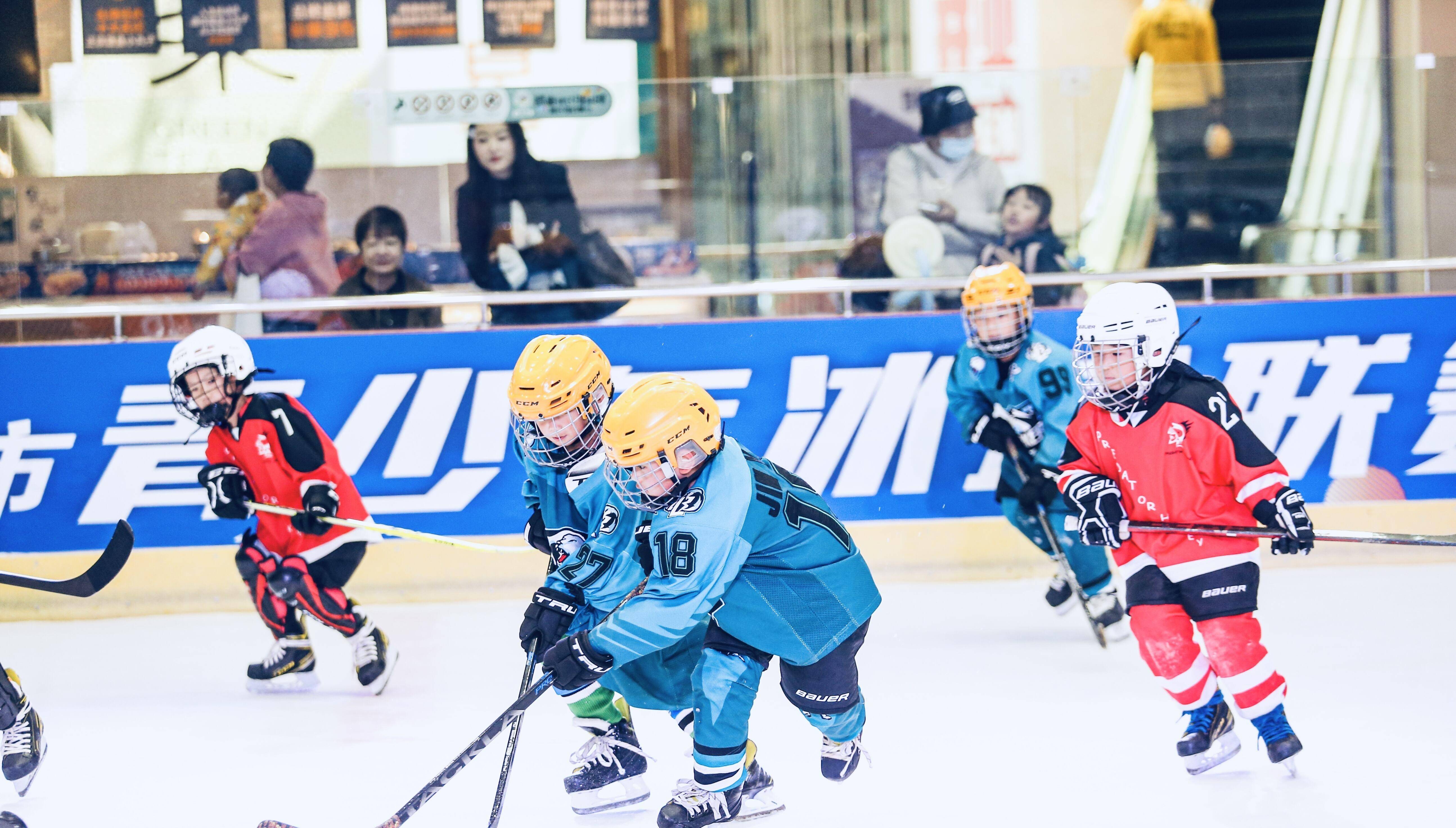 冰球场外新闻不断，话题热度爆表