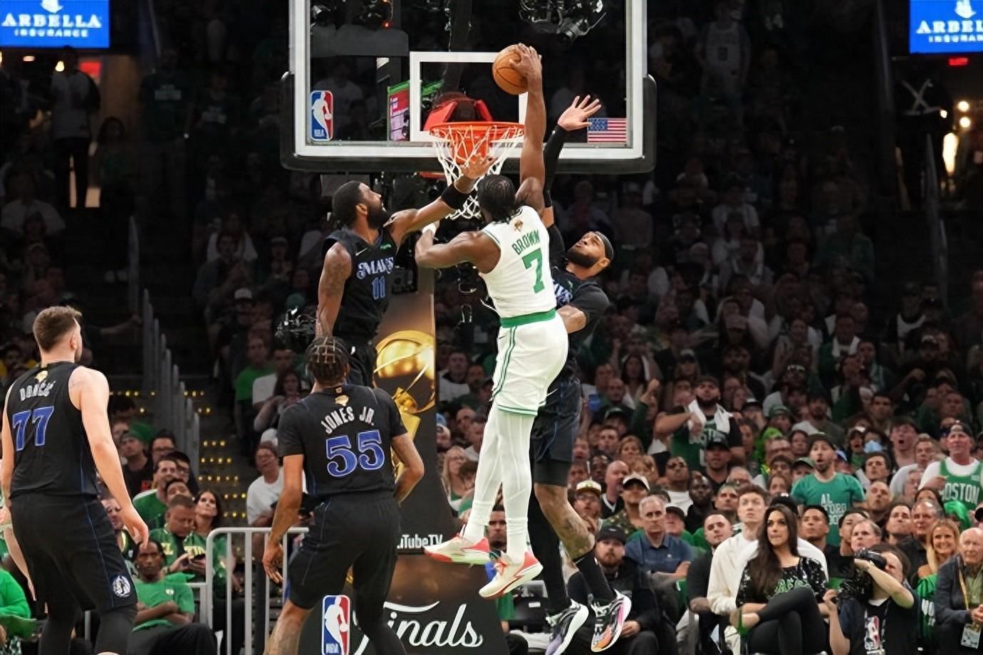 关于凯尔特人鏖战步行者，东契奇扛起全队的信息